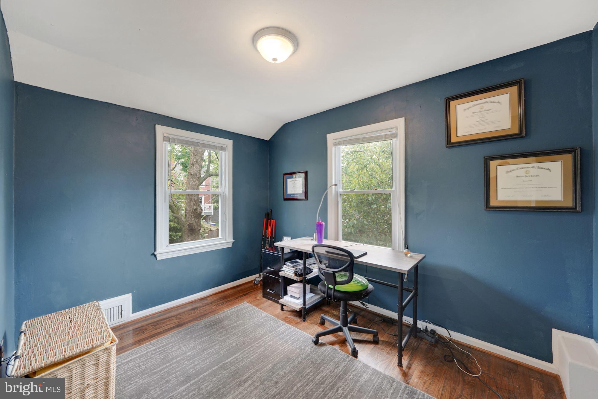 5927 Williamsburg Road Alexandria, VA 22303 - Photo 21 of 38 Second Bedroom with Corner Windows