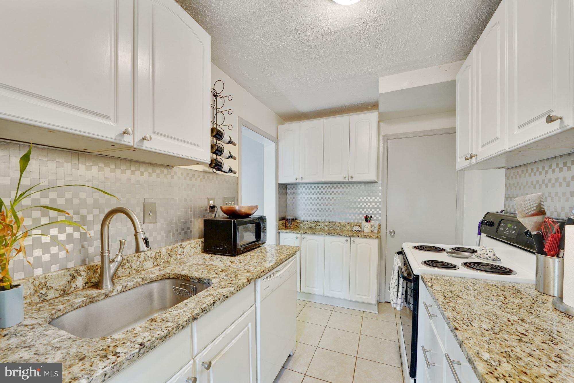 5927 Williamsburg Road Alexandria, VA 22303 - Photo 6 of 38 Newer Granite Countertops
