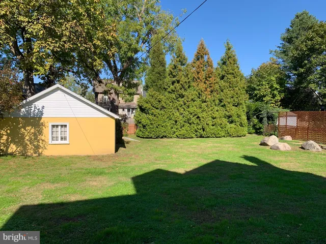 a view of a back yard of the house