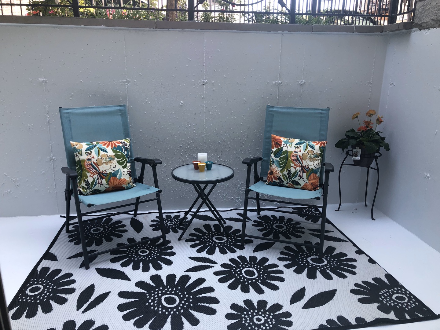 2515 West Harrison Street, Unit 1 Chicago, IL 60612 - Photo 31 of 43 a living room with furniture and flowers