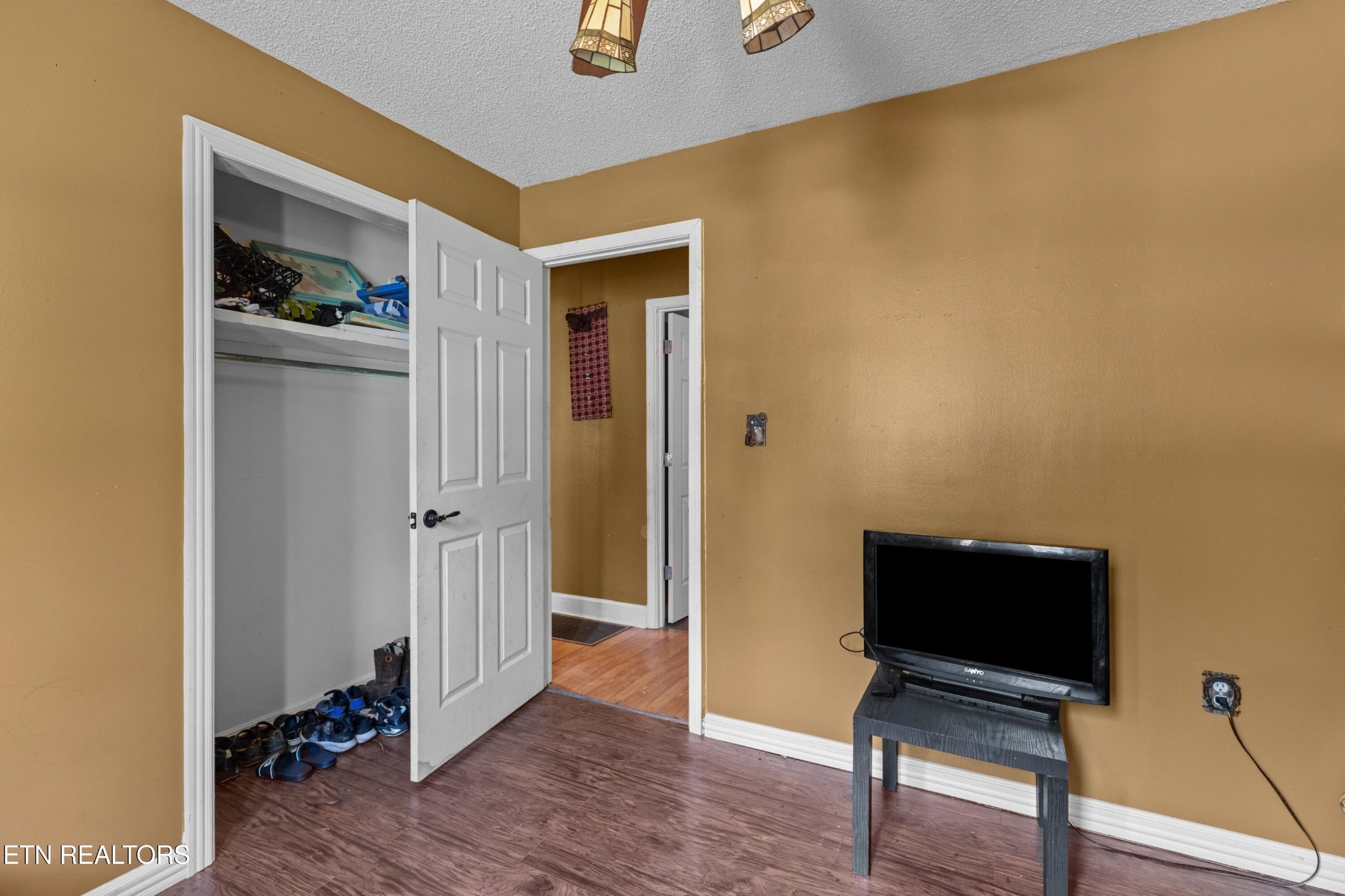 630 South Proctor Boulevard Oneida, TN 37841 - Photo 18 of 32 a view of a workspace with furniture and wooden floor