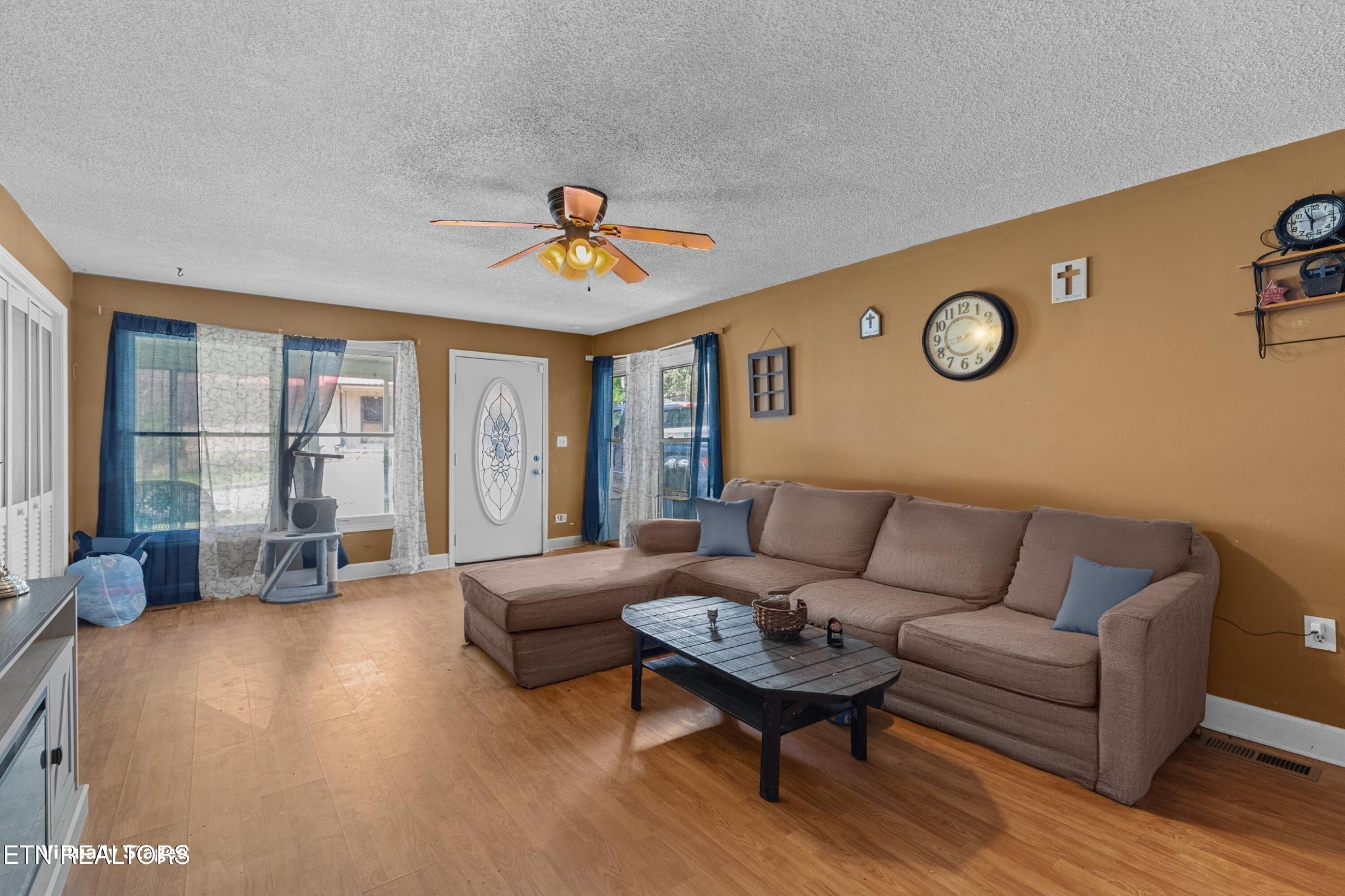 630 South Proctor Boulevard Oneida, TN 37841 - Photo 8 of 32 a living room with furniture and wooden floor