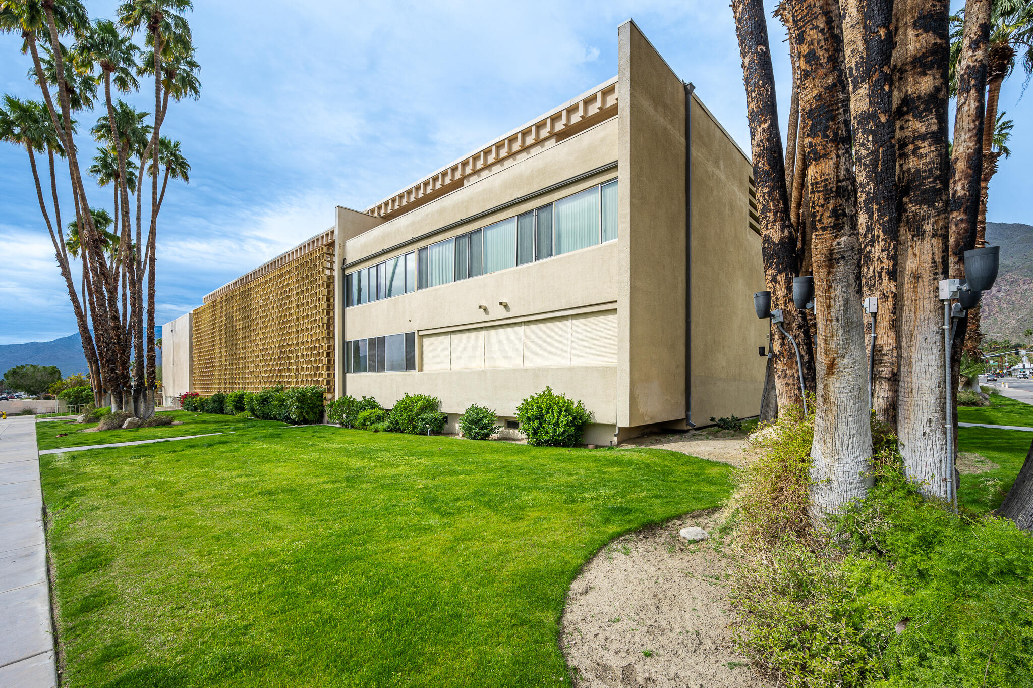 277 East Alejo Road, Unit 113 Palm Springs, CA 92262 - Photo 10 of 27 a front view of a house with a yard