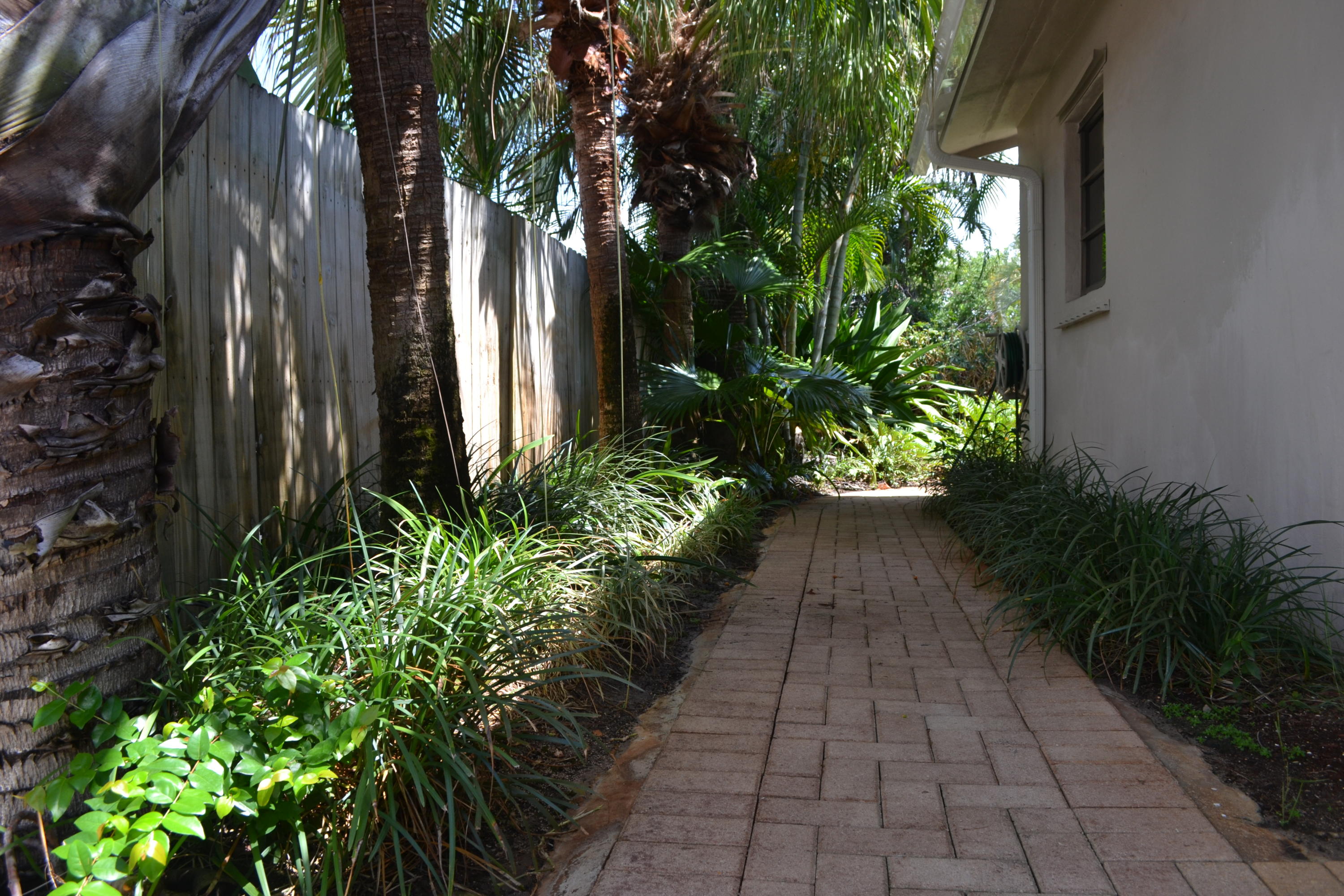 263 Northeast 25th Street Boca Raton, FL 33431 - Photo 4 of 33 Side Yard Pavers