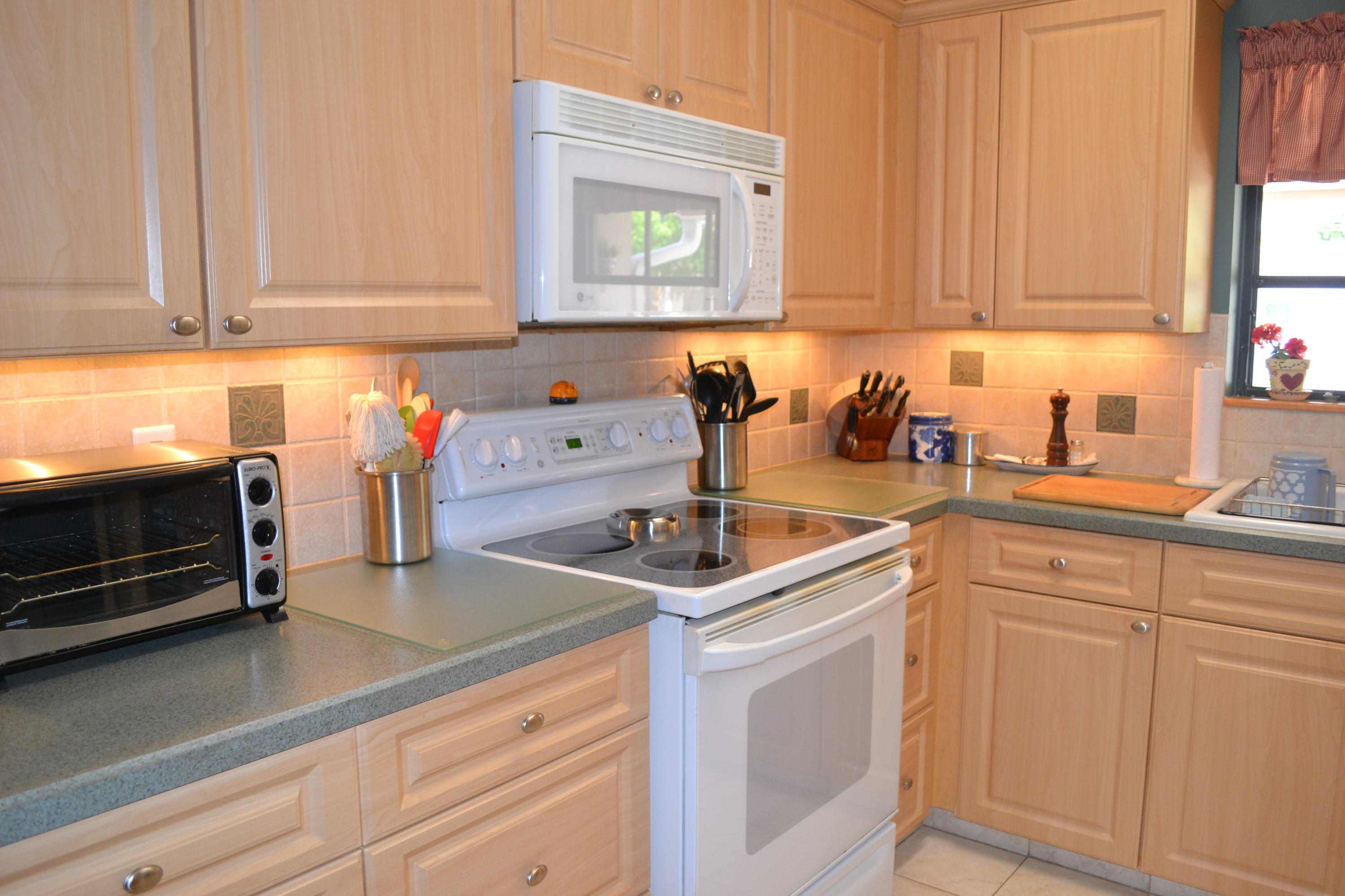 263 Northeast 25th Street Boca Raton, FL 33431 - Photo 9 of 33 Updated Kitchen