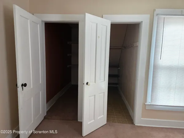 a view of room with a ceiling fan