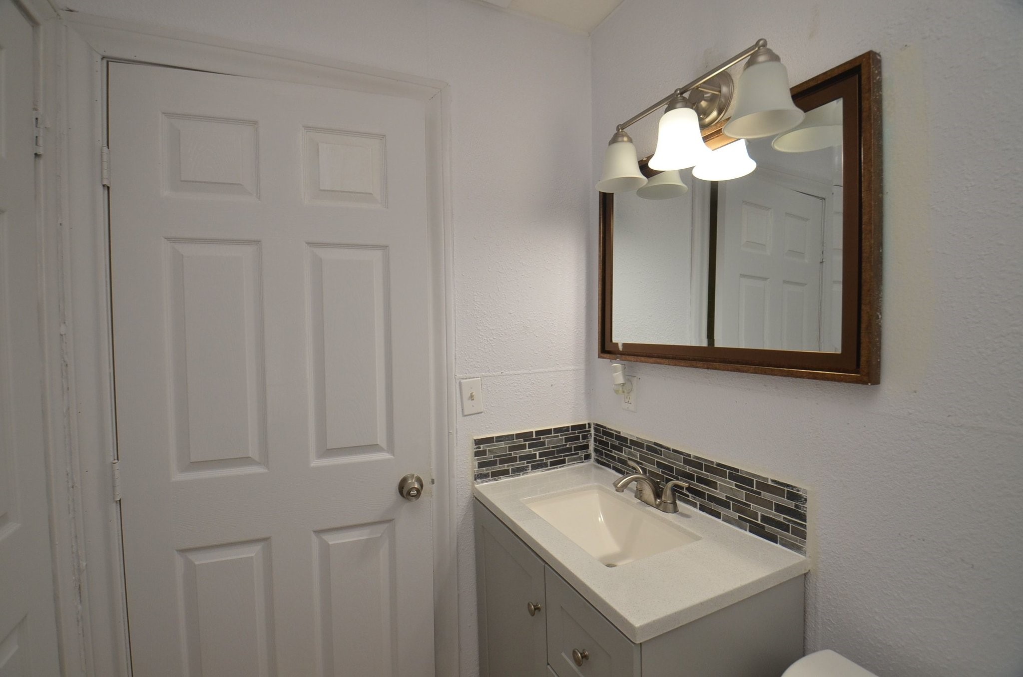 1600 5th Street Rosenberg, TX 77471 - Photo 20 of 24 Full bathroom with updated vanity and decorative mirror.