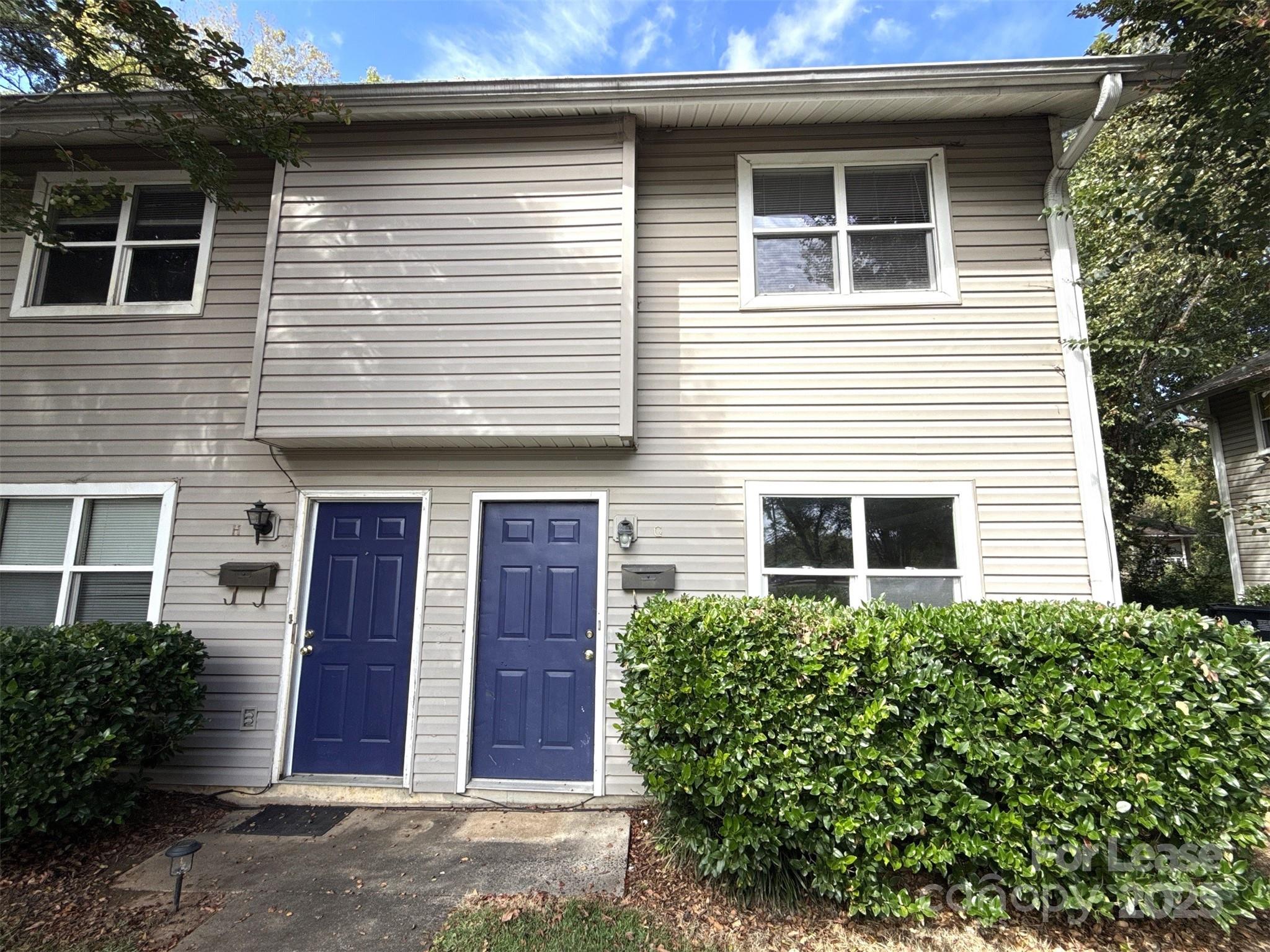 a view of front of a house with a yard