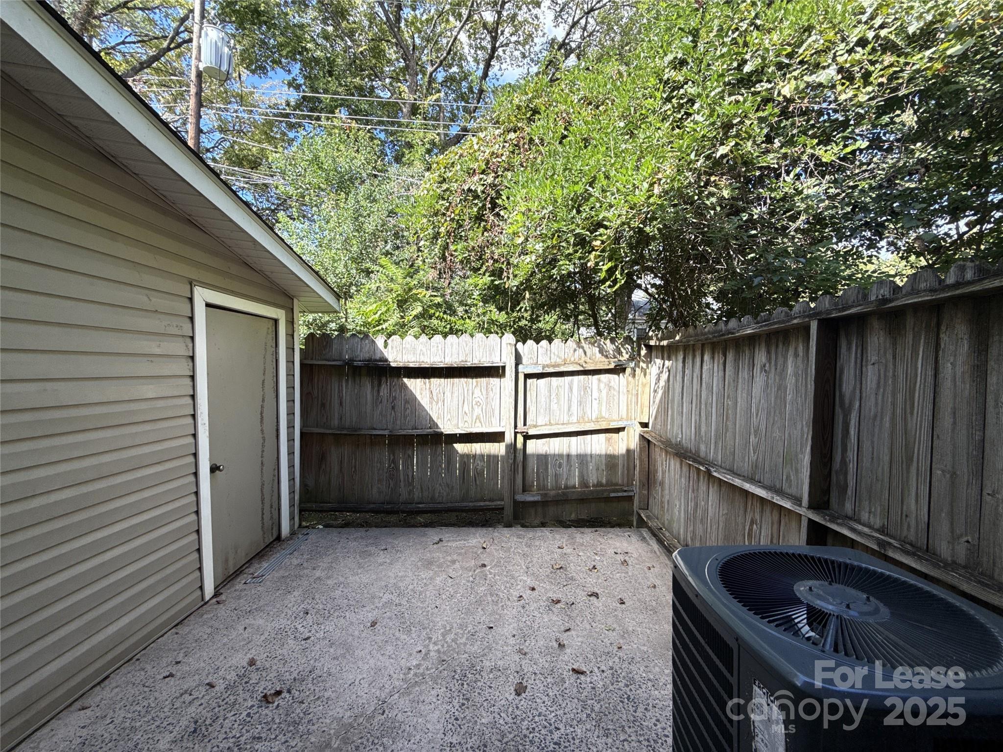 1613 North Sharon Amity Road, Unit G Charlotte, NC 28205 - Photo 11 of 12 a backyard of a house