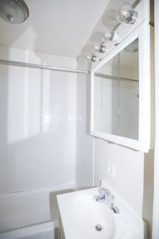 $2,300 | 703 West Willow Street, Unit 2B, Chicago, IL 60614