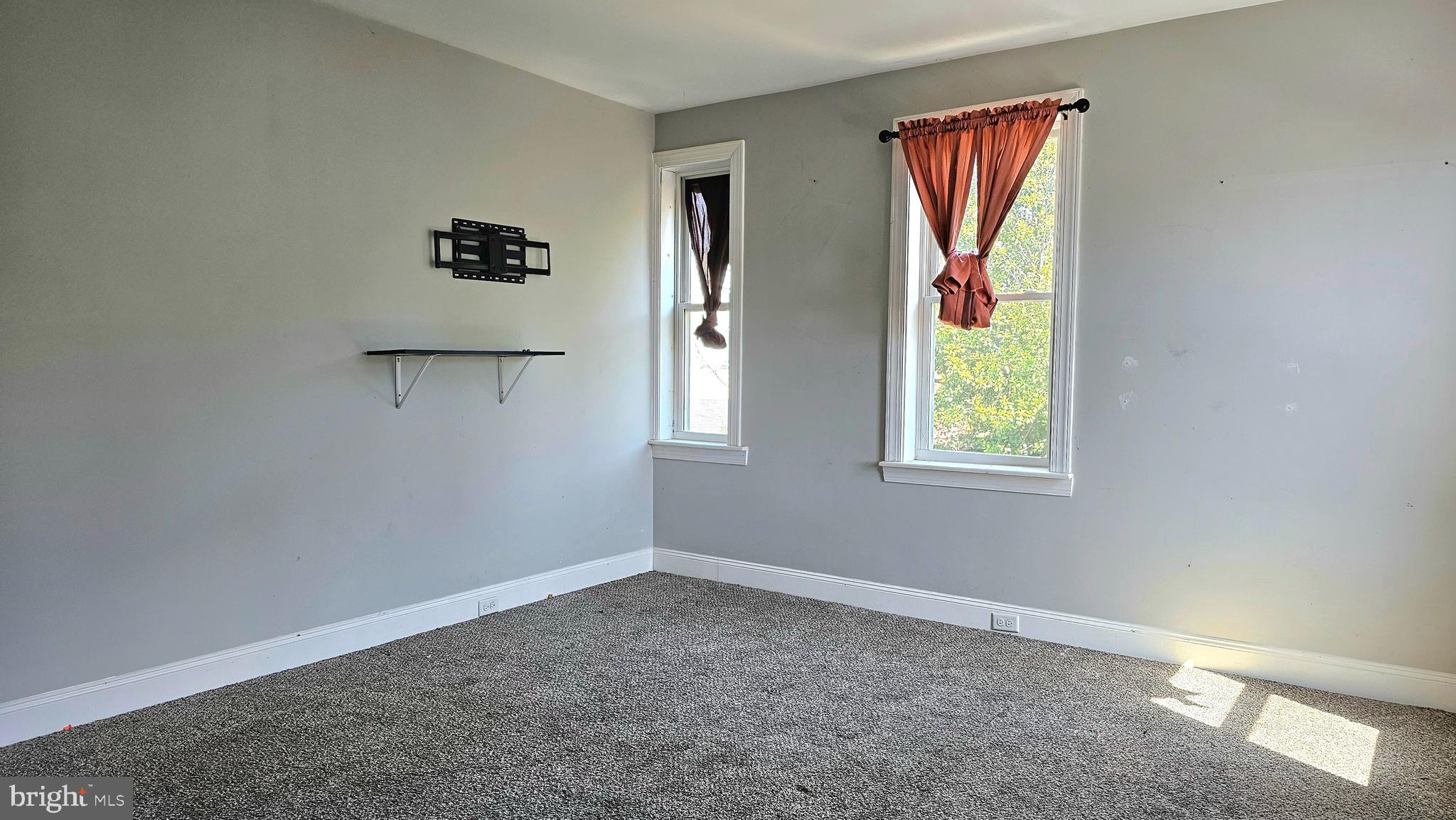 332 Perry Street Columbia, PA 17512 - Photo 20 of 31 an empty room with windows and closet