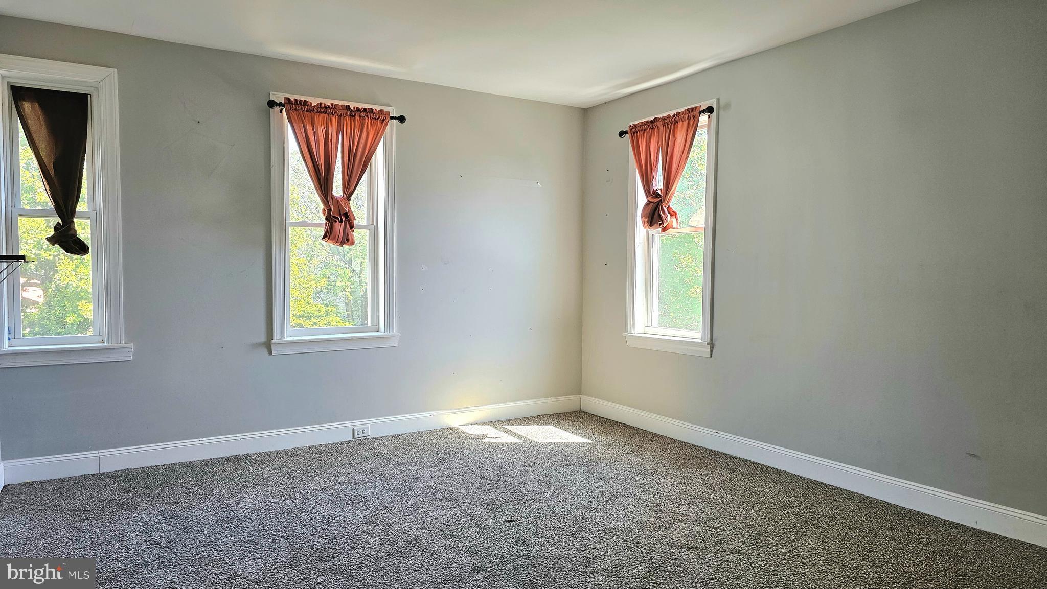 332 Perry Street Columbia, PA 17512 - Photo 21 of 31 an empty room with windows and closet