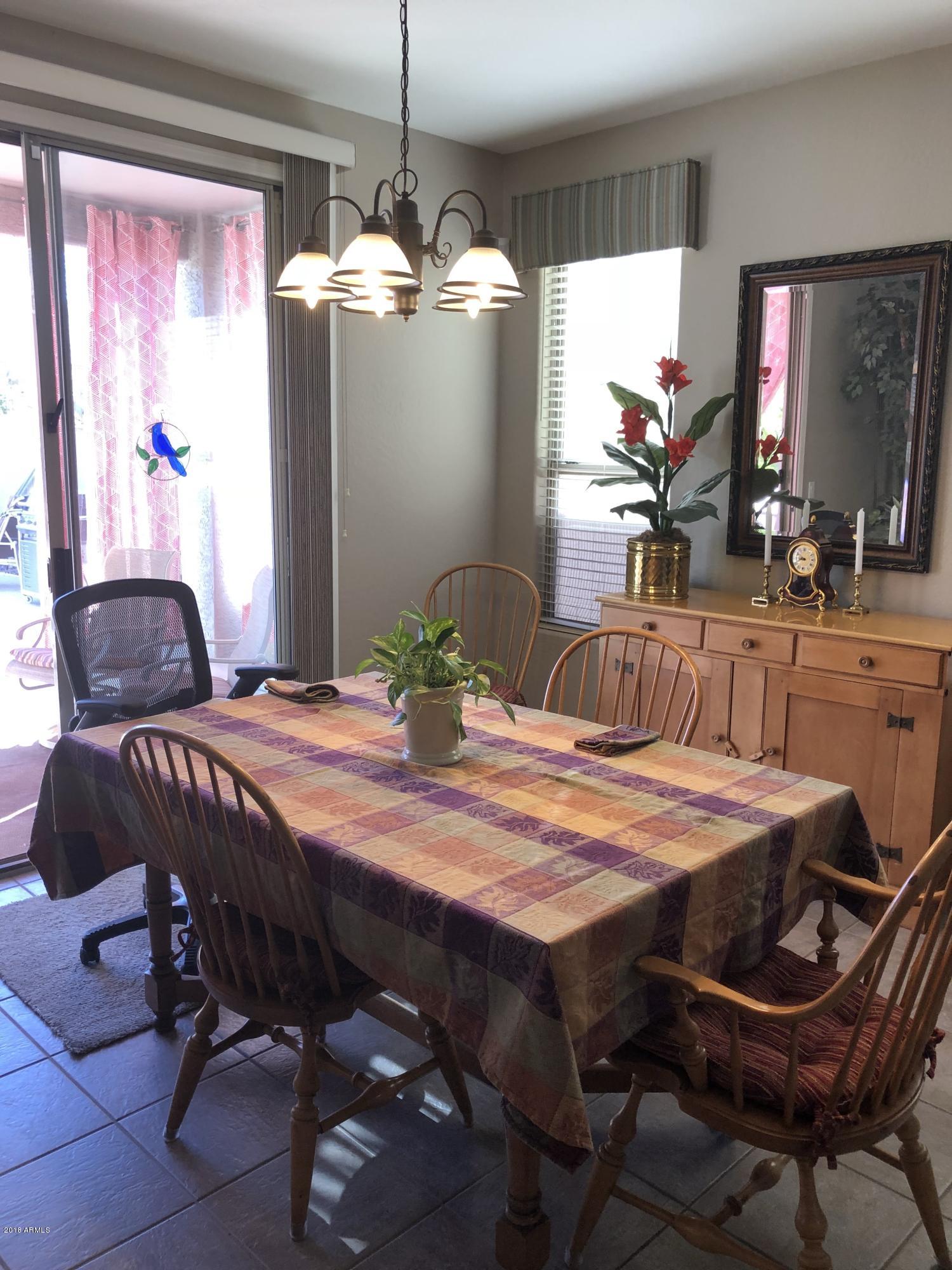 1821 East Beverly Road Phoenix, AZ 85042 - Photo 6 of 16 Dining area in great room