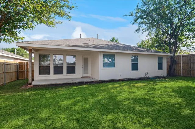a view of a house with backyard and garden