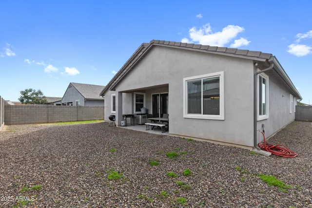 a view of a house with backyard