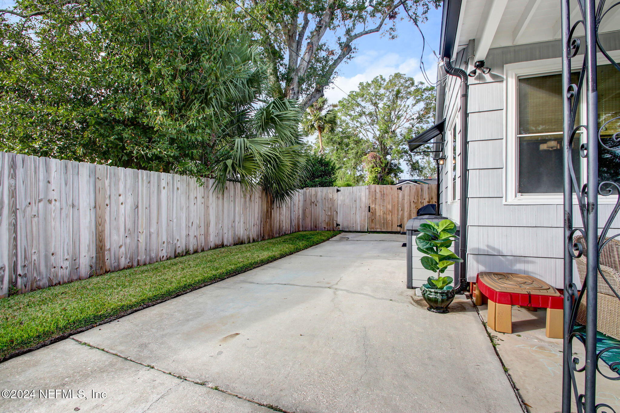 4635 Colonial Avenue Jacksonville, FL 32210 - Photo 6 of 42 a backyard of a house with lots of green space