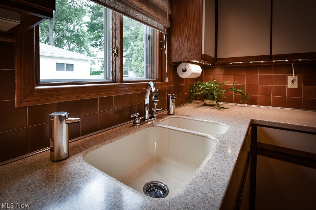 6389 Eastondale Road Cleveland, OH 44124 - Photo 11 of 31 Gallery Image 11