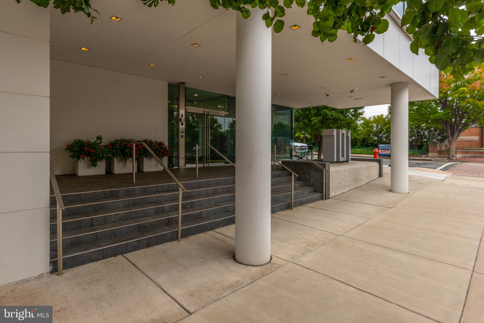 101 Walnut Street, Unit 6 Philadelphia, PA 19106 - Photo 18 of 21 a view of outdoor space and porch view