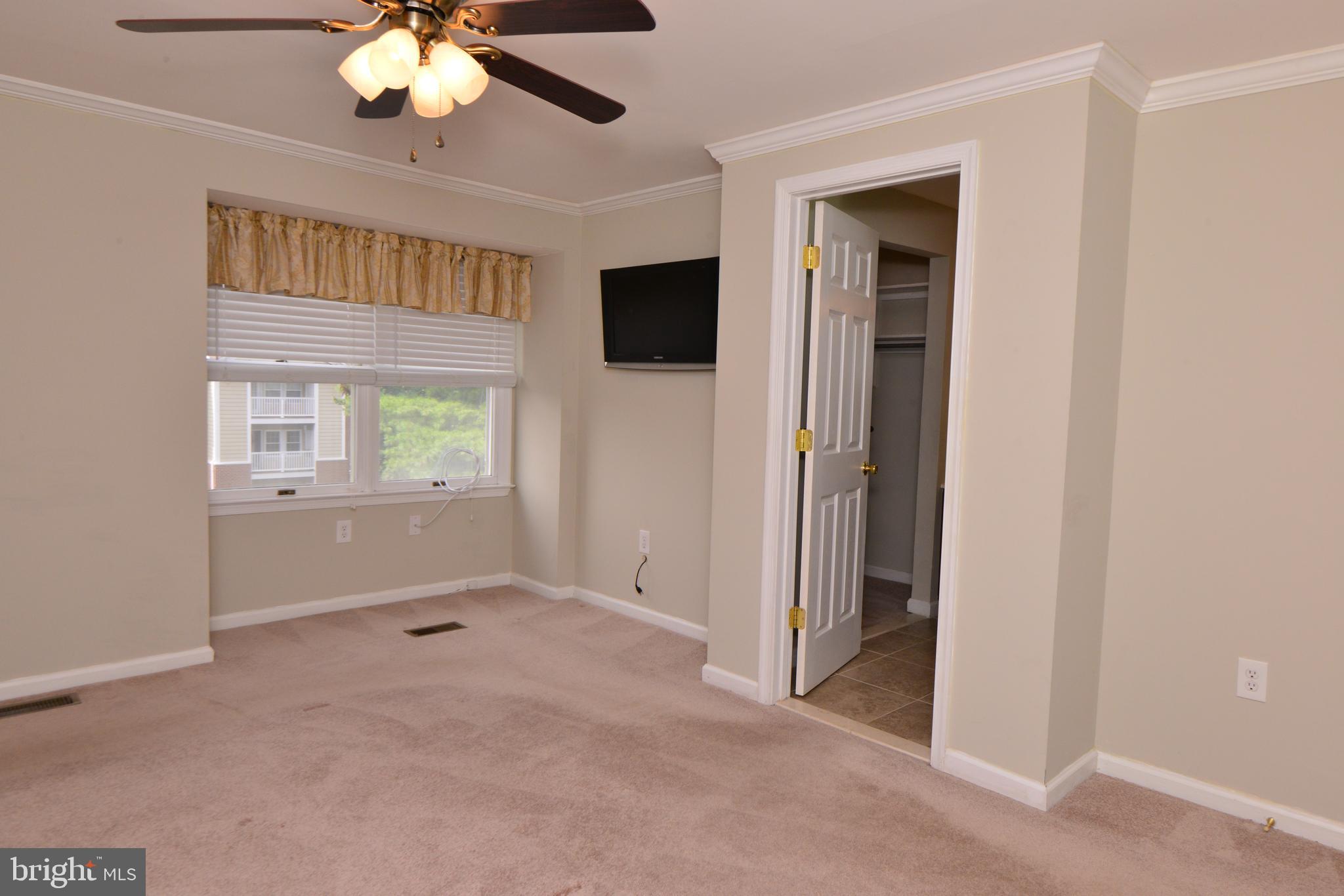 8013 Hollow Reed Court Frederick, MD 21701 - Photo 21 of 34 Bathroom privacy door - unusual for this layout.