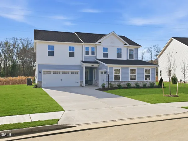 a view of a house with backyard