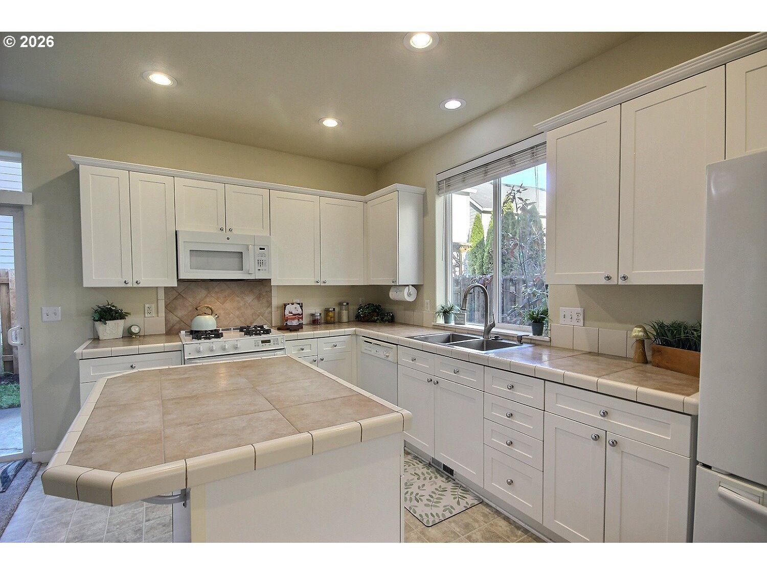 20797 Northwest Longbow Lane Beaverton, OR 97006 - Photo 3 of 23 Kitchen