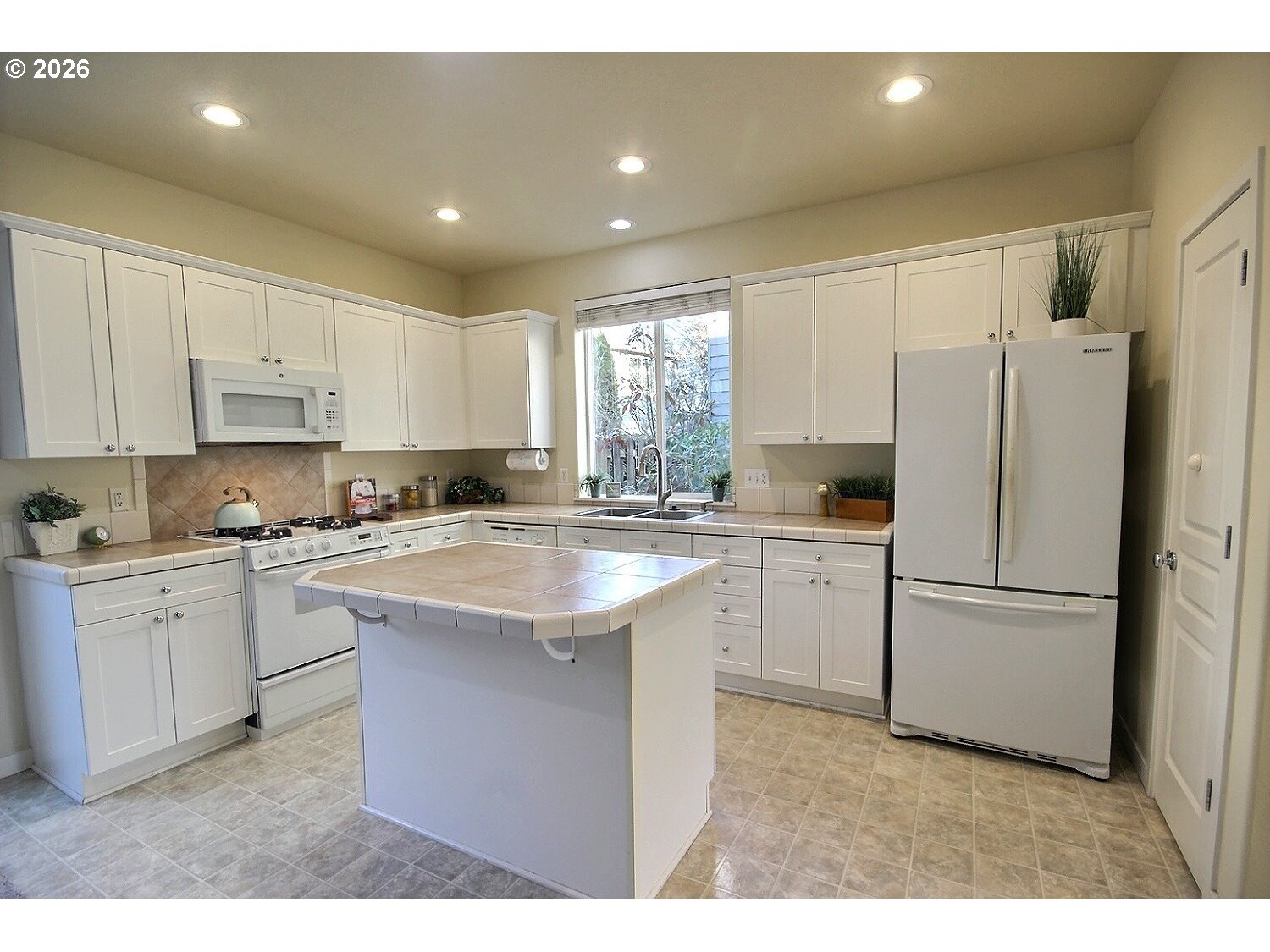 20797 Northwest Longbow Lane Beaverton, OR 97006 - Photo 4 of 23 Kitchen