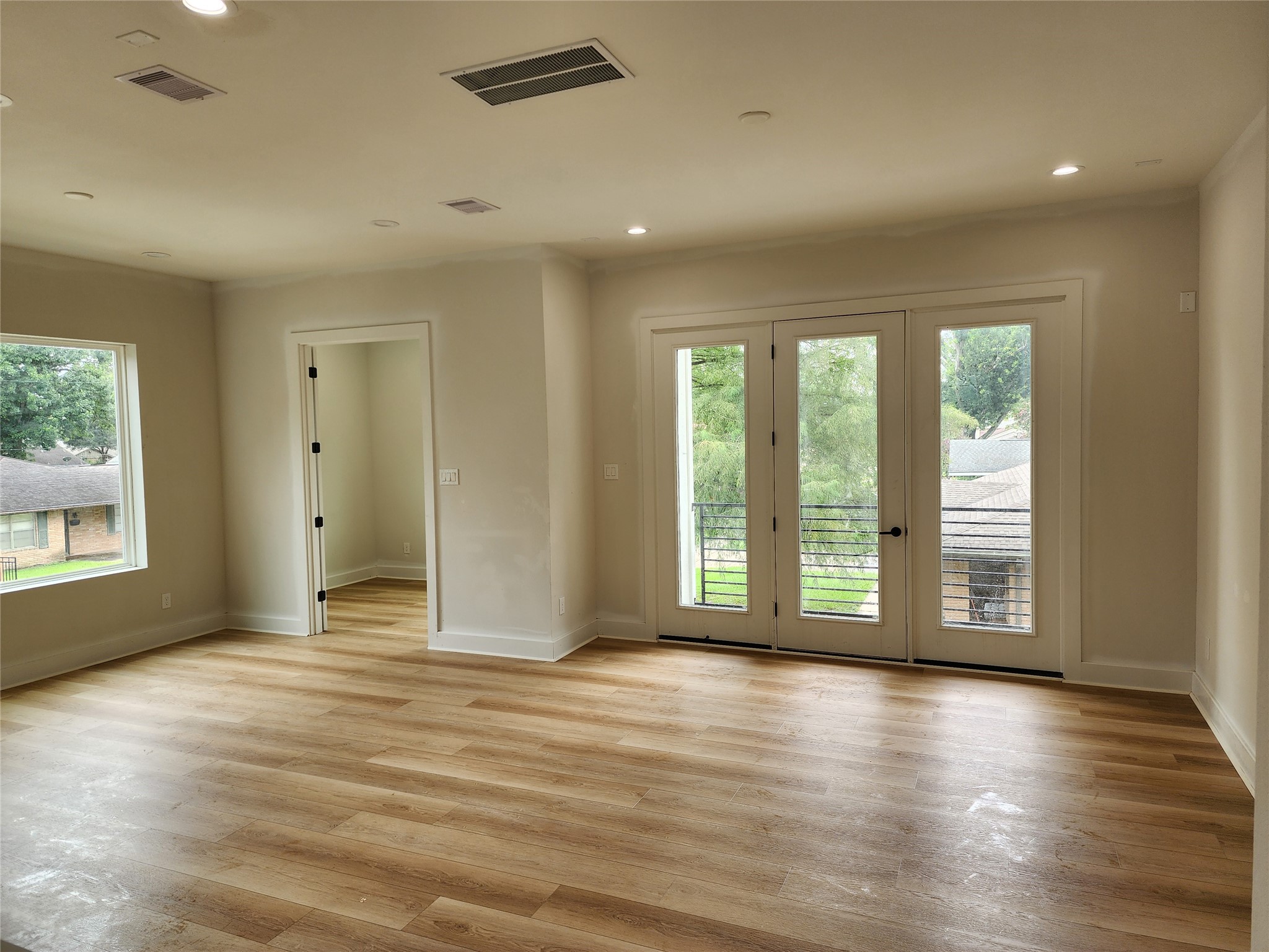 10926 Ivyridge Road, Unit B Houston, TX 77043 - Photo 9 of 18 SPACIOUS LIVING ROOM FULL OF NATURAL LIGHT AND A FULL BALCONY FOR THAT MORNIG CUP OF COFEE.
