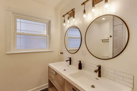 $879,900 | 6025 North Hiawatha Avenue, Chicago, IL 60646