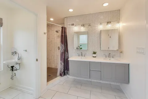 $879,900 | 6025 North Hiawatha Avenue, Chicago, IL 60646