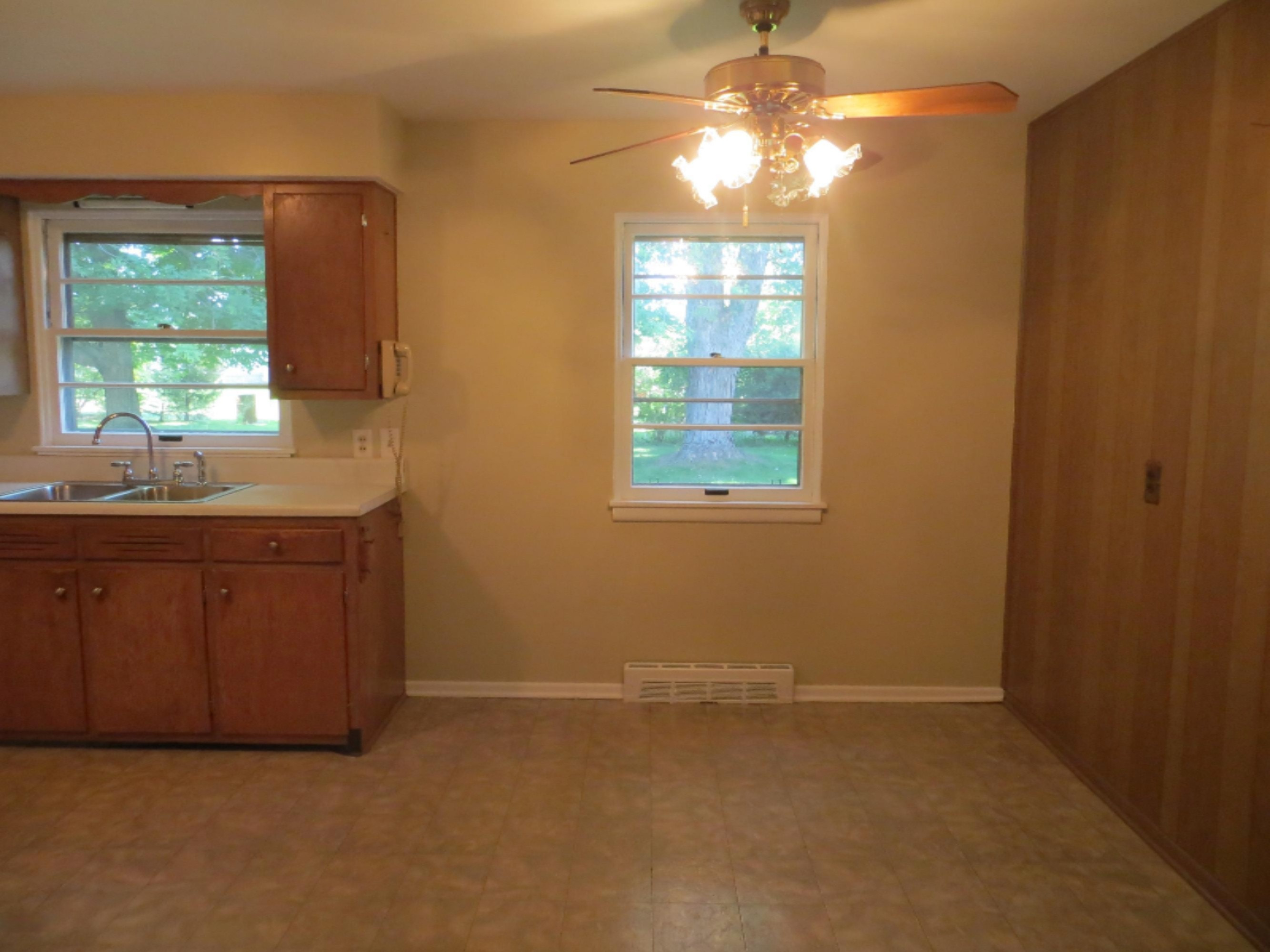 520 North Douglas Avenue Three Rivers, MI 49093 - Photo 9 of 19 Kitchen Dining