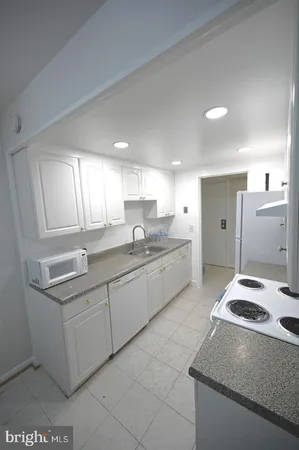 $2,200 | 2237 Castle Rock Square, Unit 1B, Reston, VA 20191