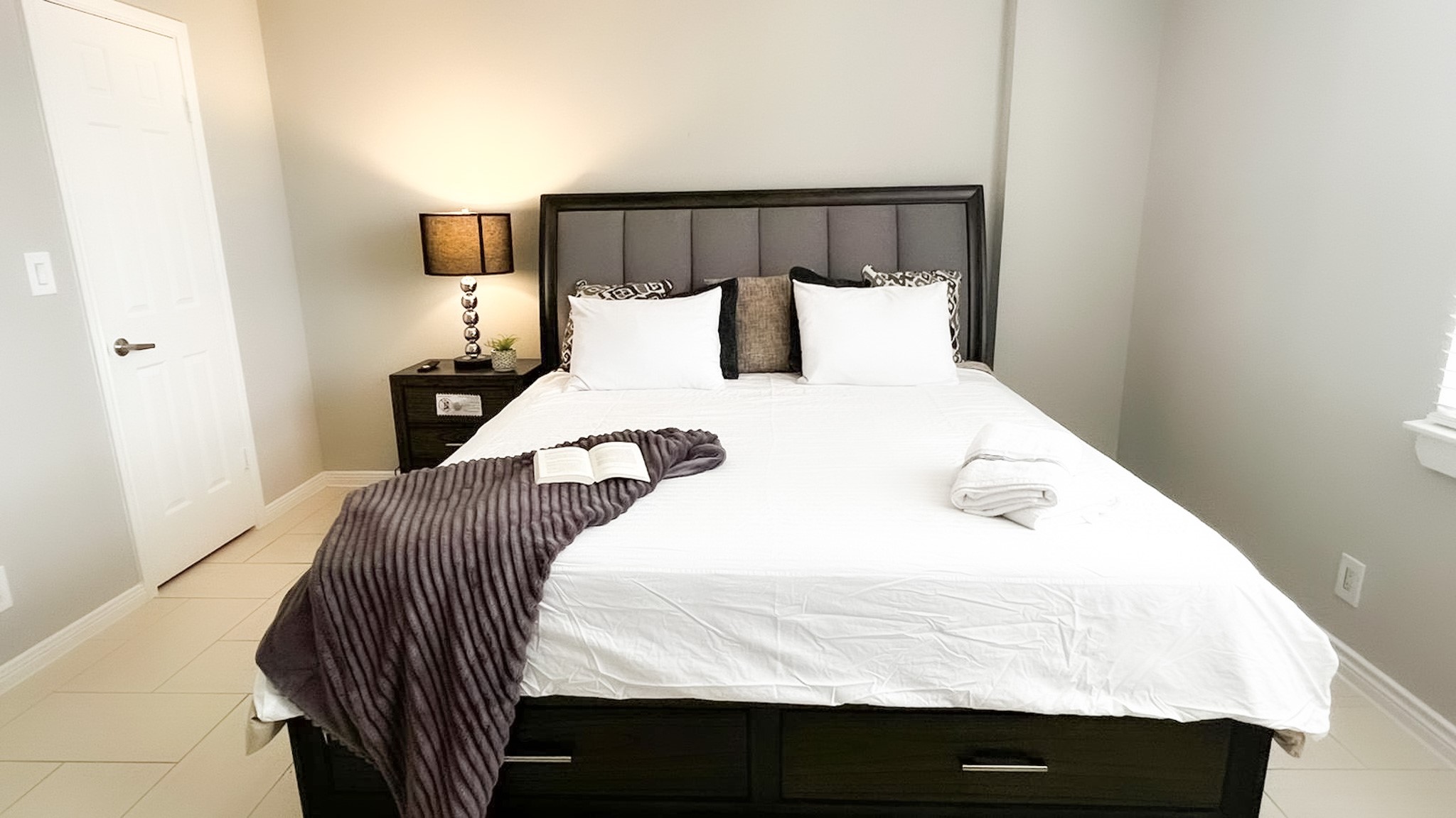 3525 Sage Road, Unit 1407 Houston, TX 77056 - Photo 12 of 34 a bedroom with a bed and mirror