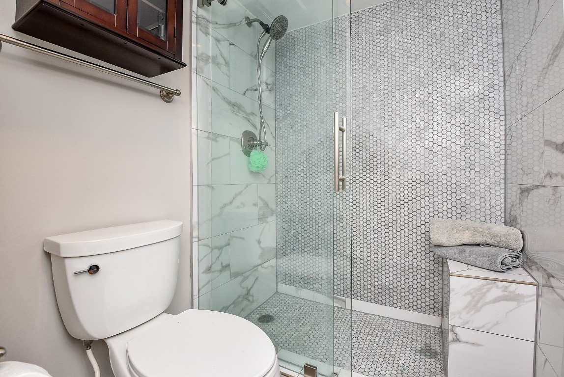 3525 Sage Road, Unit 1407 Houston, TX 77056 - Photo 17 of 34 a white toilet sitting next to a bathroom sink