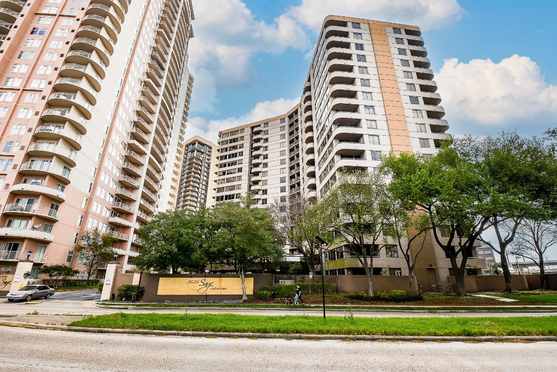 3525 Sage Road, Unit 1407 Houston, TX 77056 - Photo 2 of 34 a front view of a building