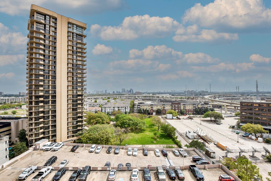 3525 Sage Road, Unit 1407 Houston, TX 77056 - Photo 21 of 34 a view of a city with tall buildings