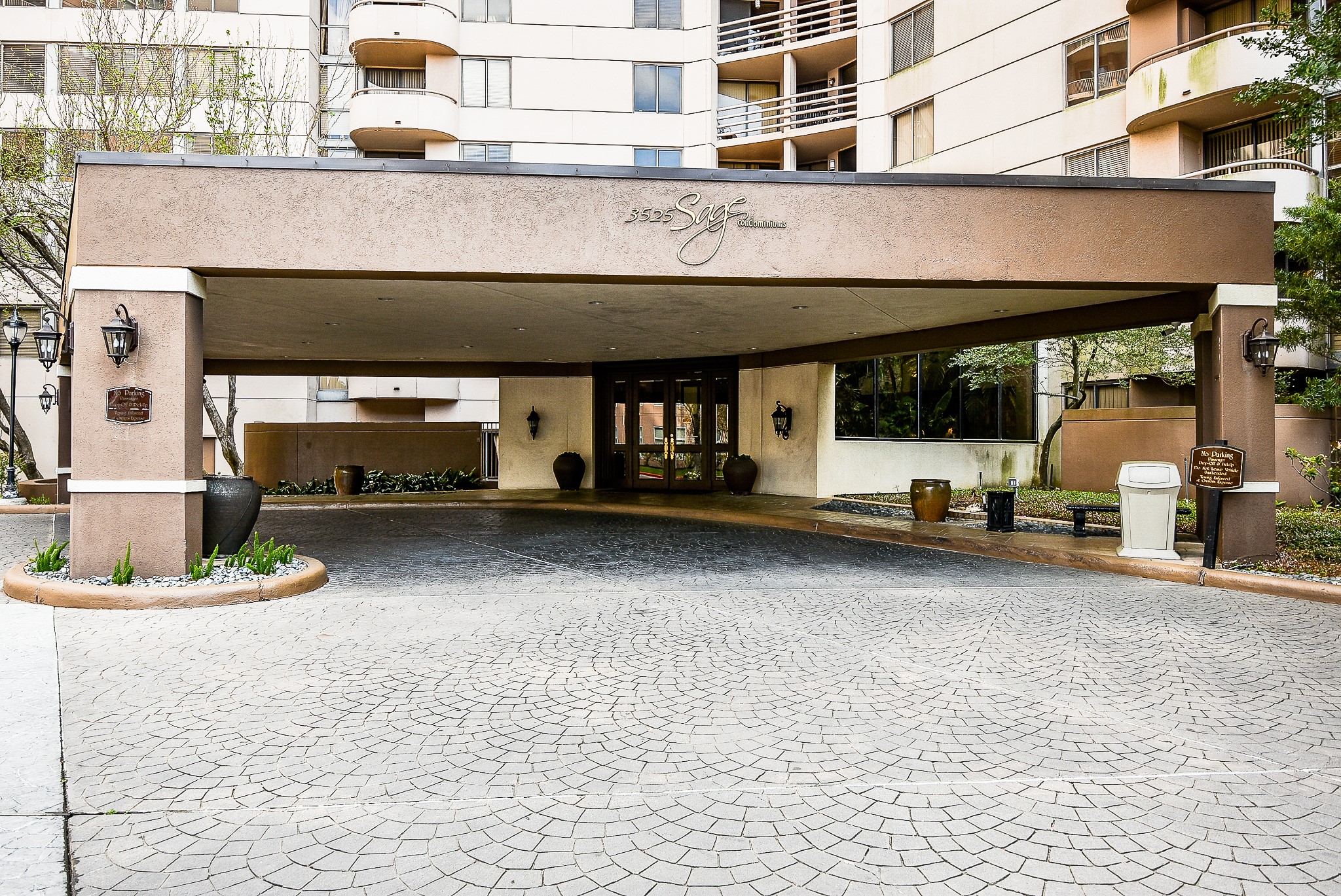 3525 Sage Road, Unit 1407 Houston, TX 77056 - Photo 23 of 34 a view of a building with car parked