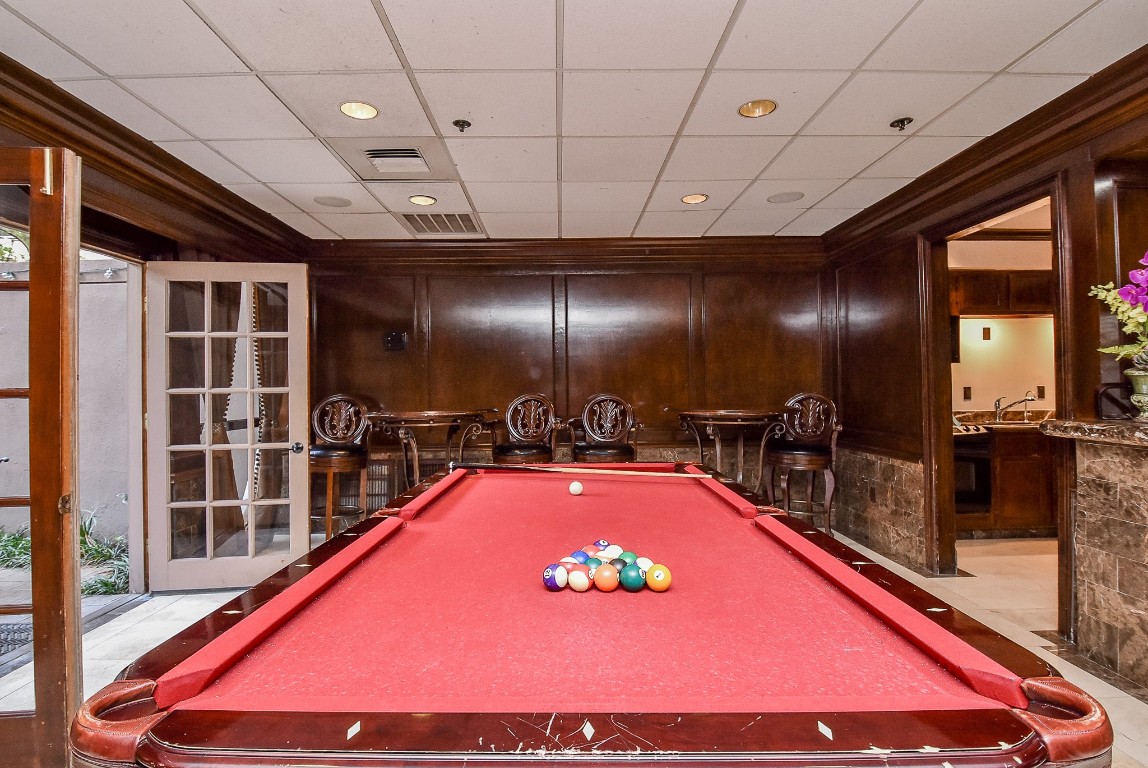3525 Sage Road, Unit 1407 Houston, TX 77056 - Photo 27 of 34 a room with pool table and chairs
