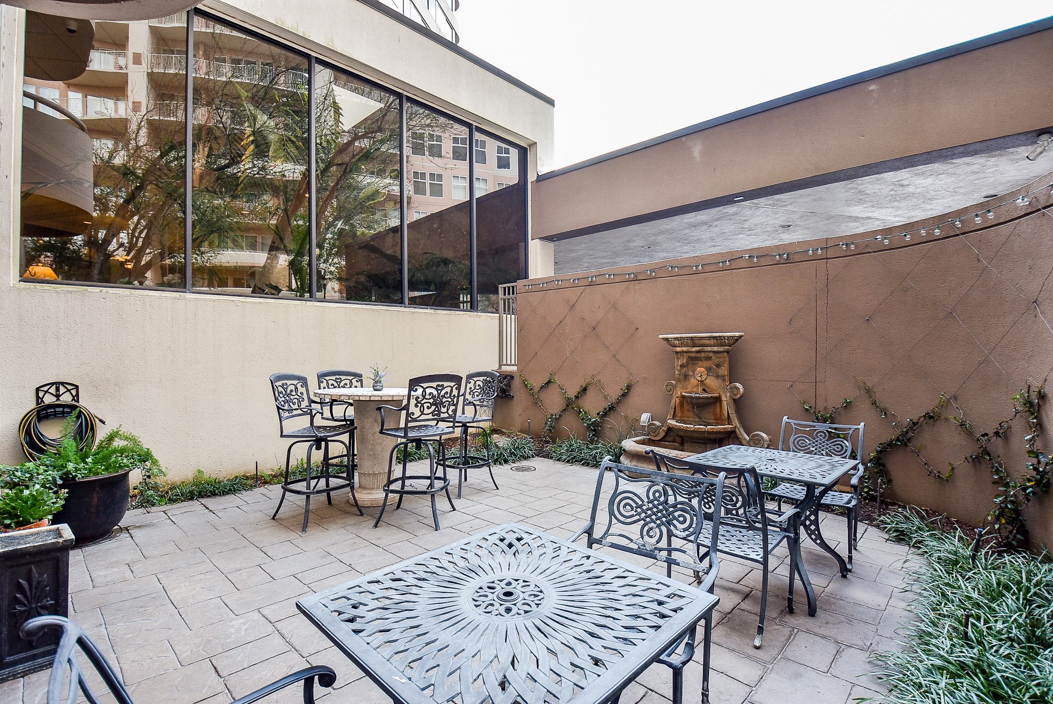 3525 Sage Road, Unit 1407 Houston, TX 77056 - Photo 29 of 34 an outdoor space with furniture