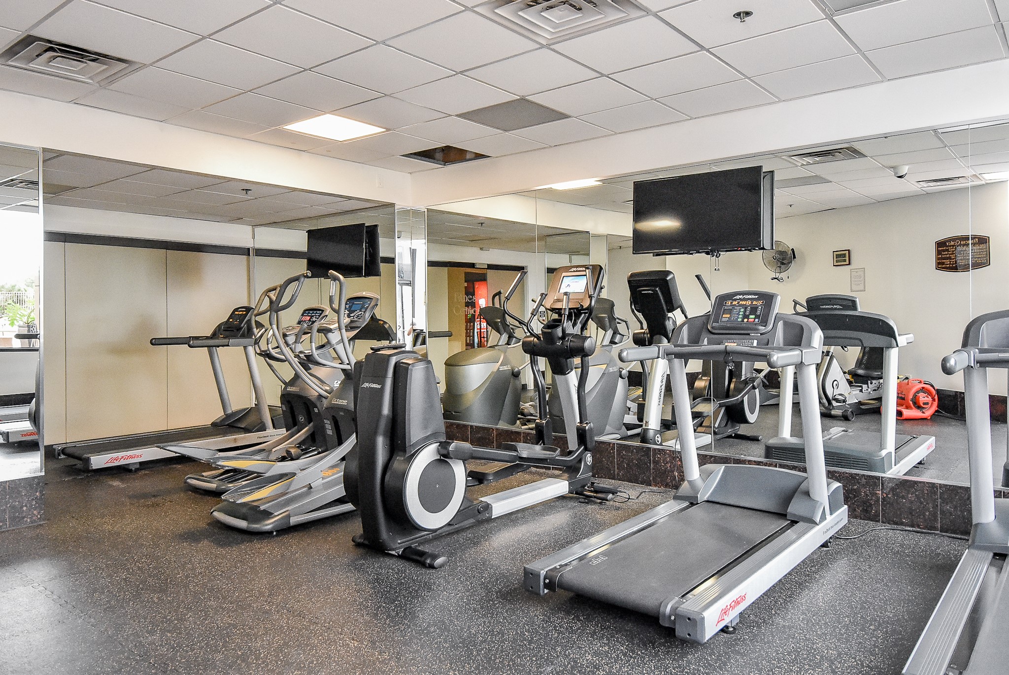 3525 Sage Road, Unit 1407 Houston, TX 77056 - Photo 32 of 34 a view of a room with gym equipment