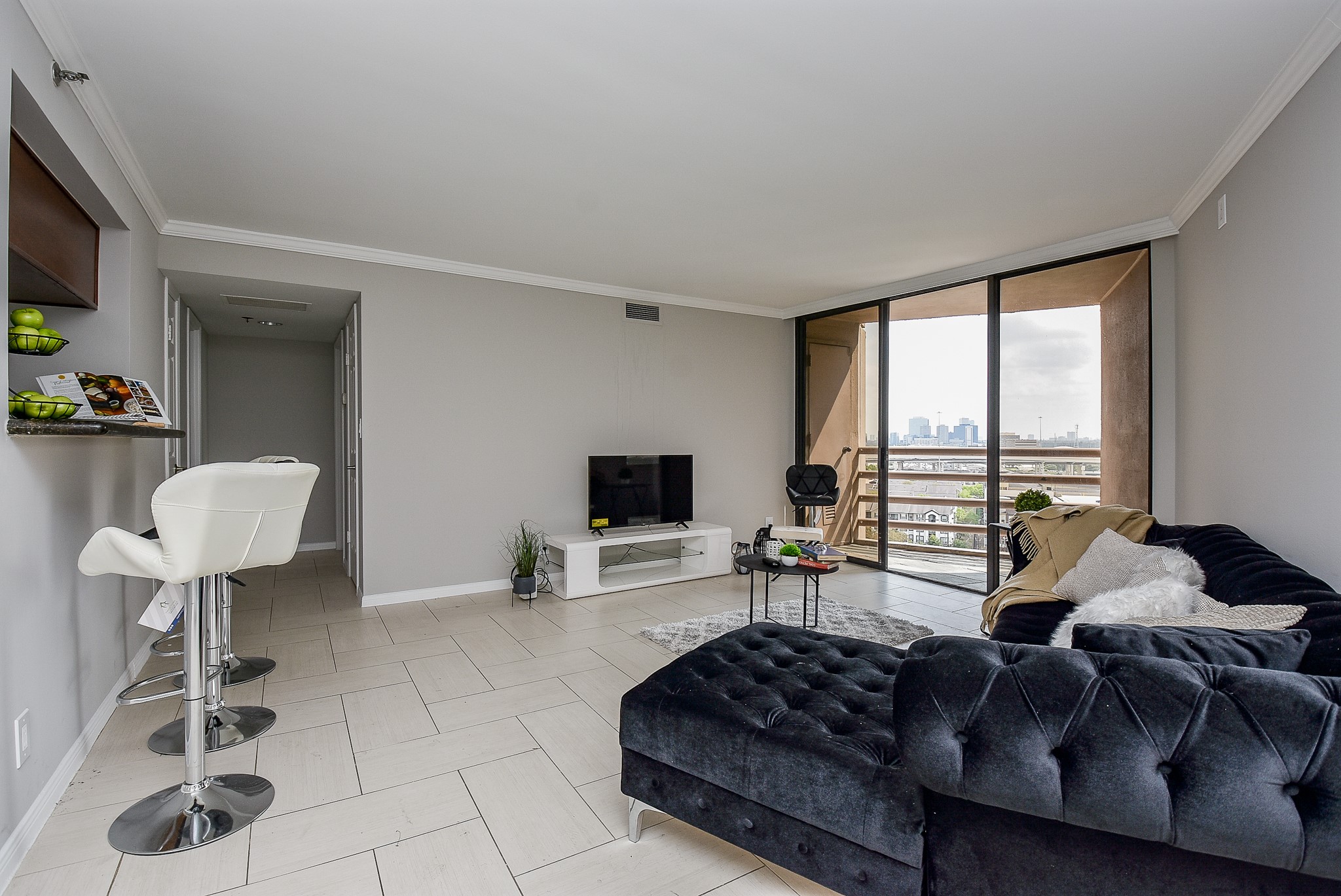 3525 Sage Road, Unit 1407 Houston, TX 77056 - Photo 4 of 34 a living room with furniture and a window