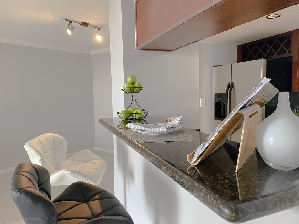 3525 Sage Road, Unit 1407 Houston, TX 77056 - Photo 5 of 34 a dining room with furniture and entryway