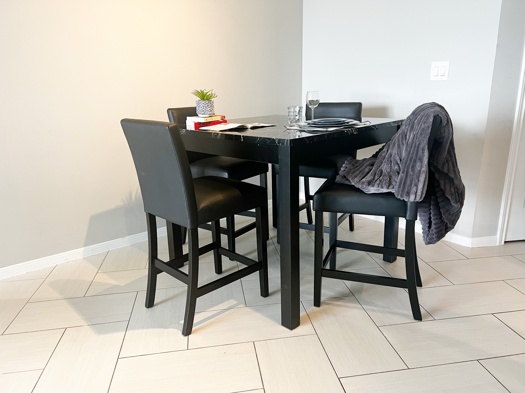 3525 Sage Road, Unit 1407 Houston, TX 77056 - Photo 6 of 34 a view of a dining room that has a table and chairs in it