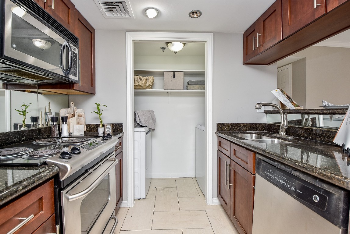 3525 Sage Road, Unit 1407 Houston, TX 77056 - Photo 10 of 34 a kitchen with stainless steel appliances granite countertop a stove and a sink