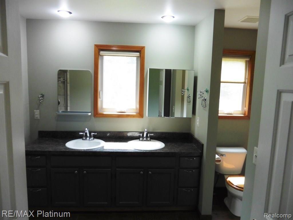 3689 Cemetery Road Fowlerville, MI 48836 - Photo 6 of 17 Master bath