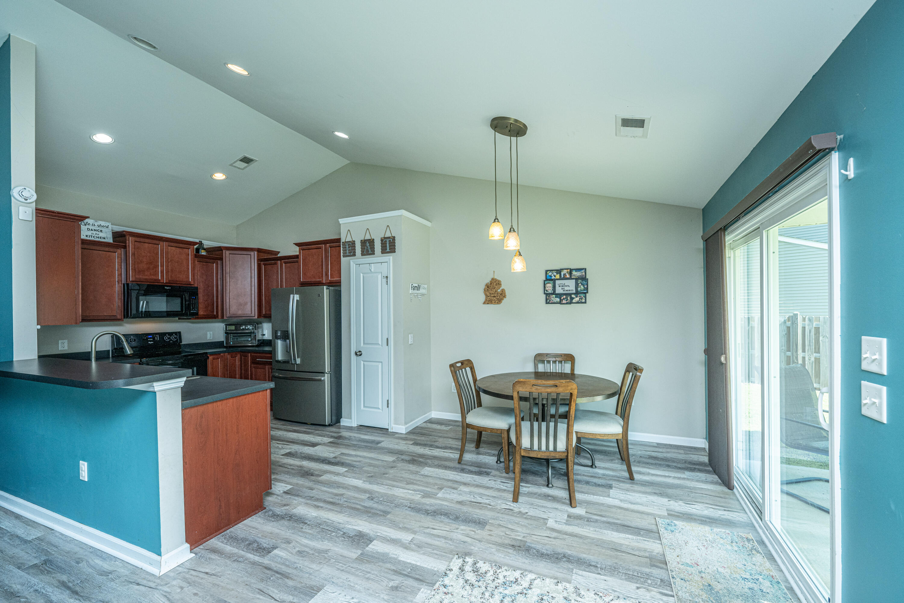 213 Alpine Road Summerville, SC 29485 - Photo 8 of 39 Eat in kitchen