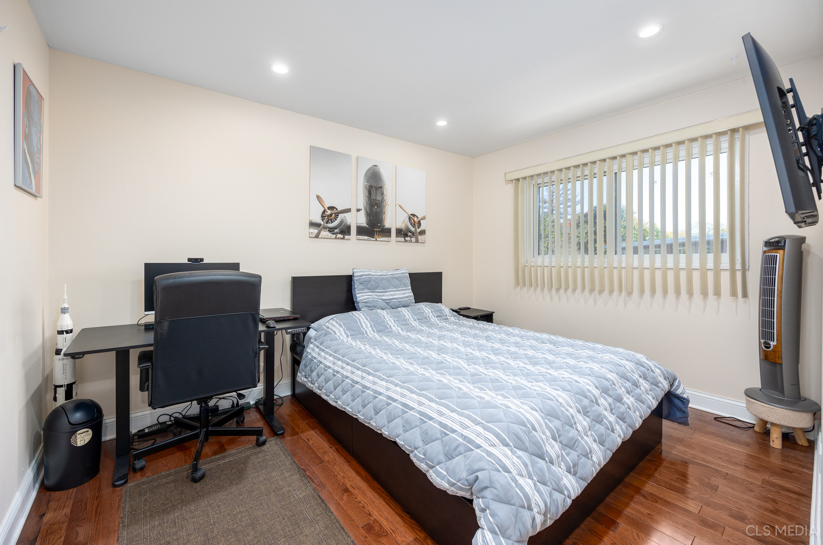20 North Albert Street Mount Prospect, IL 60056 - Photo 13 of 25 a bedroom with a bed and a desk