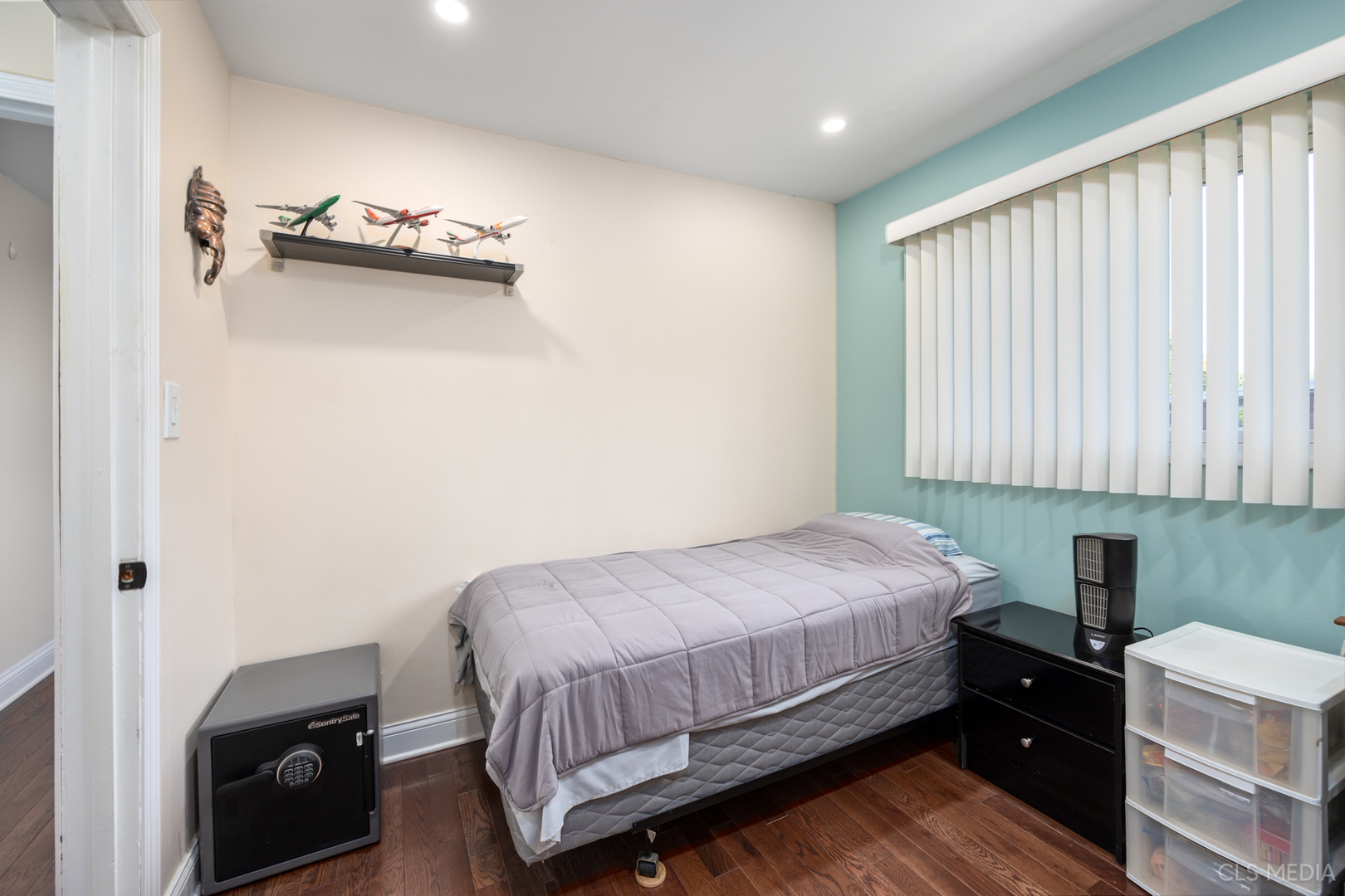 20 North Albert Street Mount Prospect, IL 60056 - Photo 15 of 25 a bedroom with a bed and a window