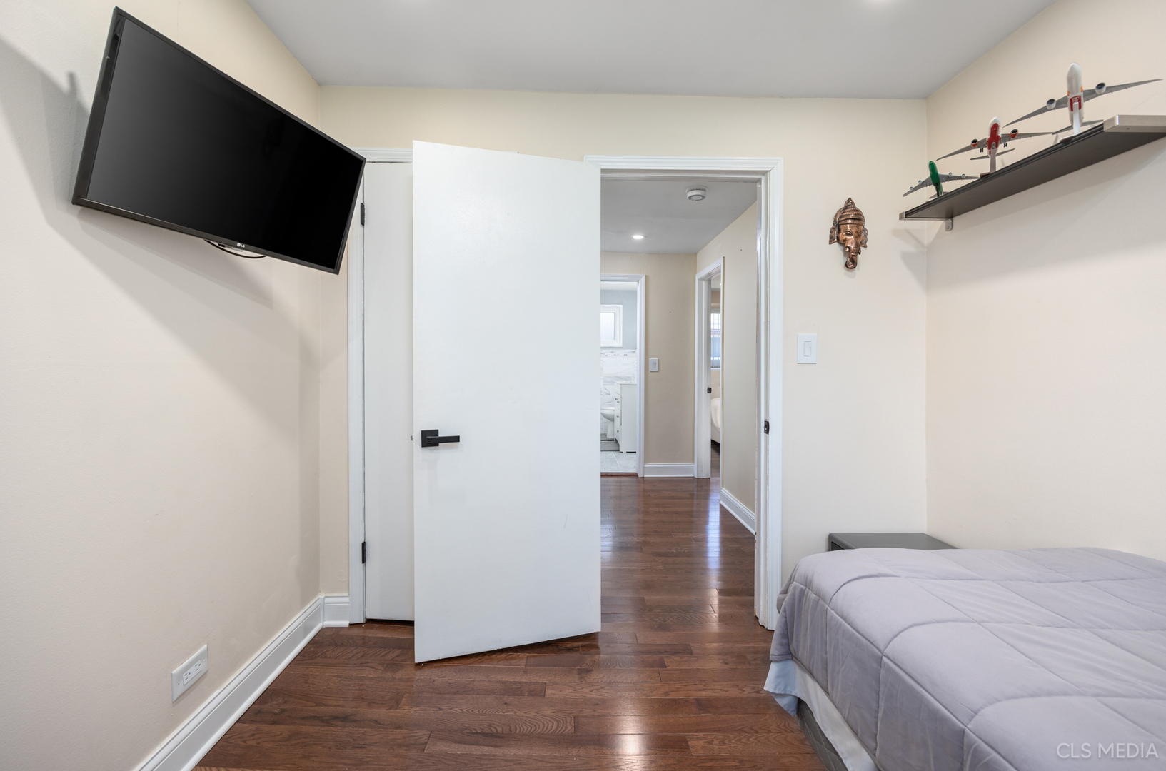 20 North Albert Street Mount Prospect, IL 60056 - Photo 16 of 25 a room that has a bed and a flat screen tv