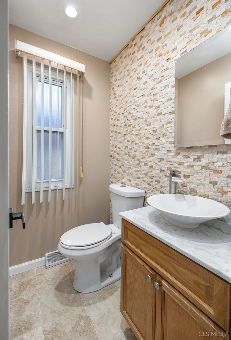 20 North Albert Street Mount Prospect, IL 60056 - Photo 8 of 25 a bathroom with a sink toilet and shower