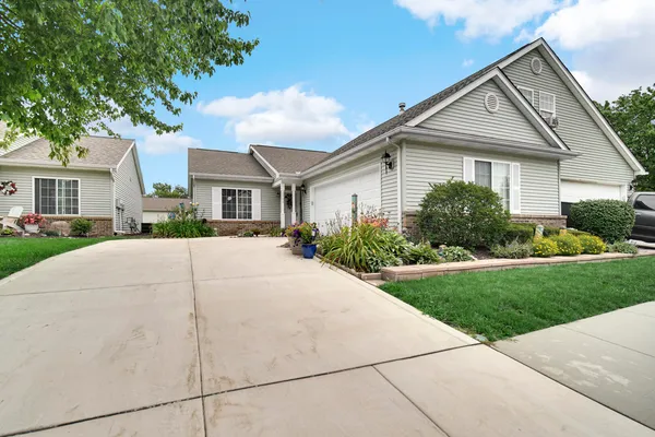 $285,000 | 2902 Lake Pointe Drive, Valparaiso, IN 46383